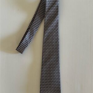 Beautiful Valentino 100% silk tie made in Italy in Mint Condition